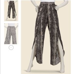 Evereve Whitney Snake Pant
